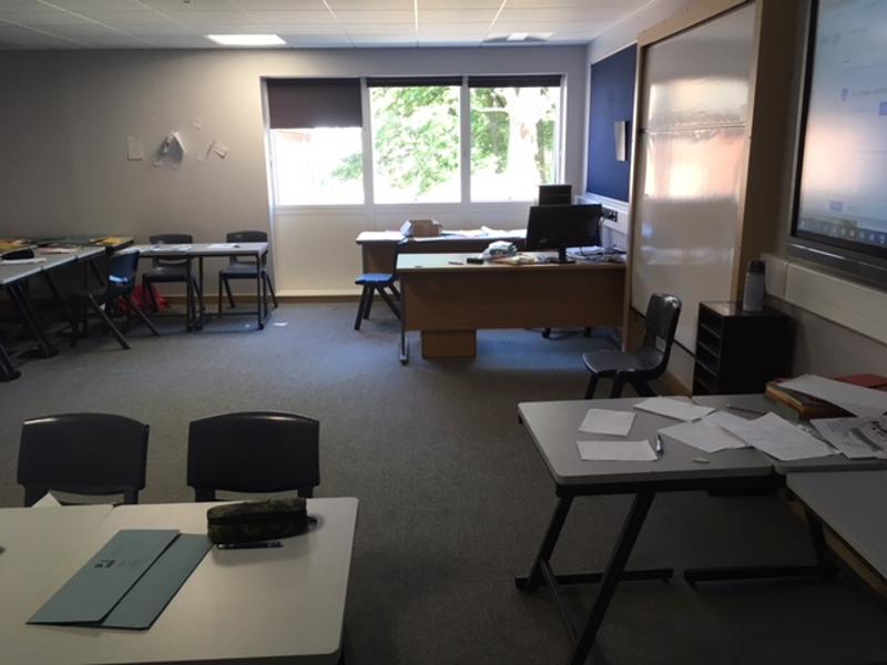 salle de classe avec bureaux d'un séjour linguistique angleterre ado