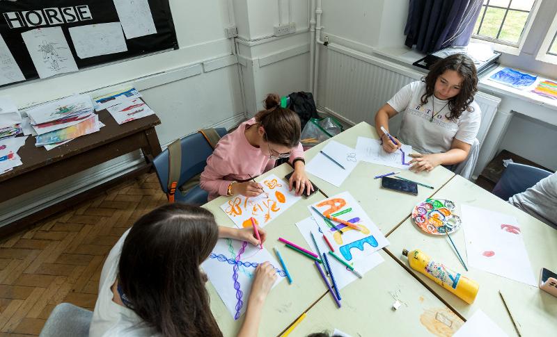 jeunes qui dont un atelier de dessin lors d'un séjour linguistique angleterre ado