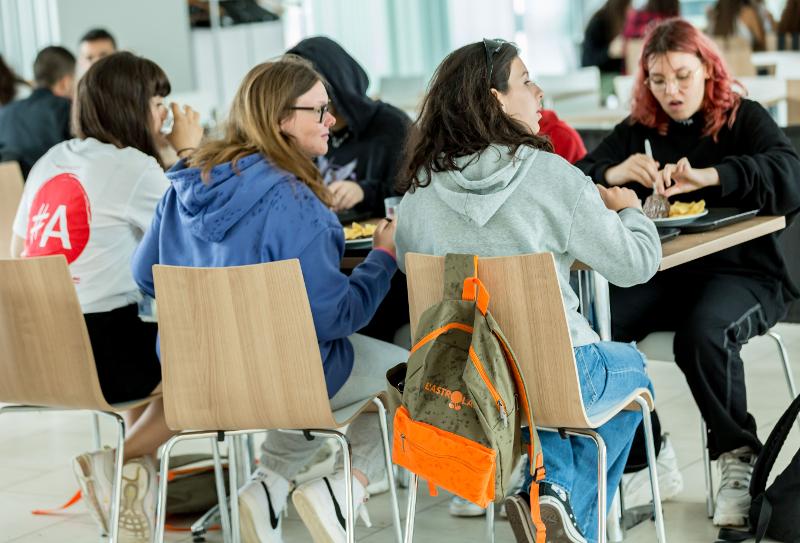 jeunes qui mangent à la cantine de l'école d'un séjour linguistique angleterre ado