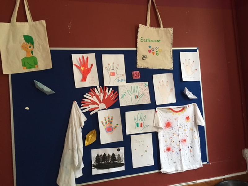 tableau accroché au mur avec des dessins dans une école d'un séjour linguistique angleterre ado