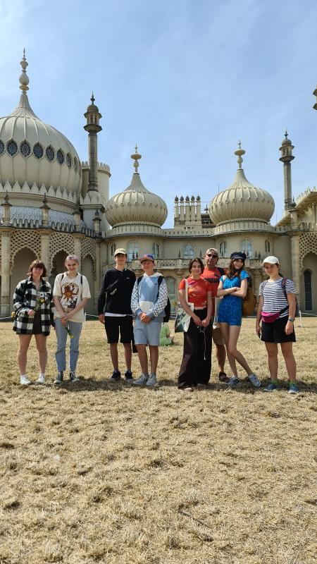 jeunes devant une attraction touristique lors d'un séjour linguistique angleterre ado