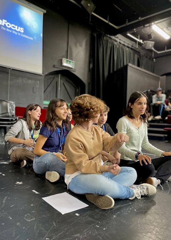 enfants assis en rang dans une salle de l'école d'un séjour linguistique angleterre ado