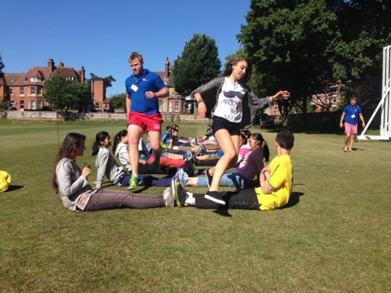 jeunes qui font des jeux sportifs sur le domaine de l'école d'un séjour linguistique angleterre ado