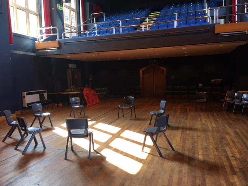 salle de spectacle de l'école d'un séjour linguistique angleterre ado
