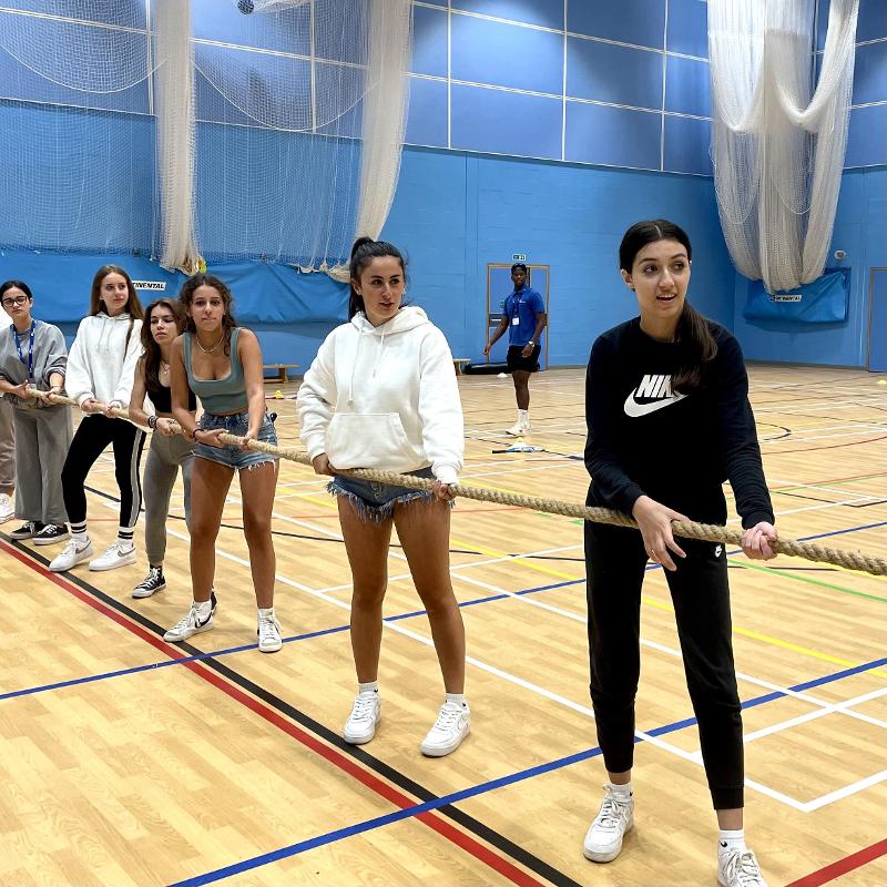 jeunes qui tirent une corde lors d'un séjour linguistique angleterre ado