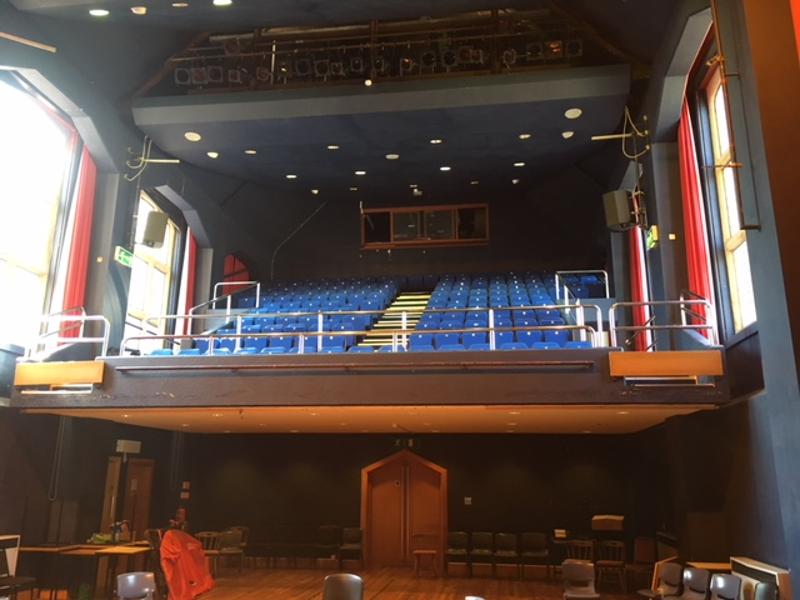 salle de spectacle avec sièges de l'école d'un séjour linguistique angleterre ado