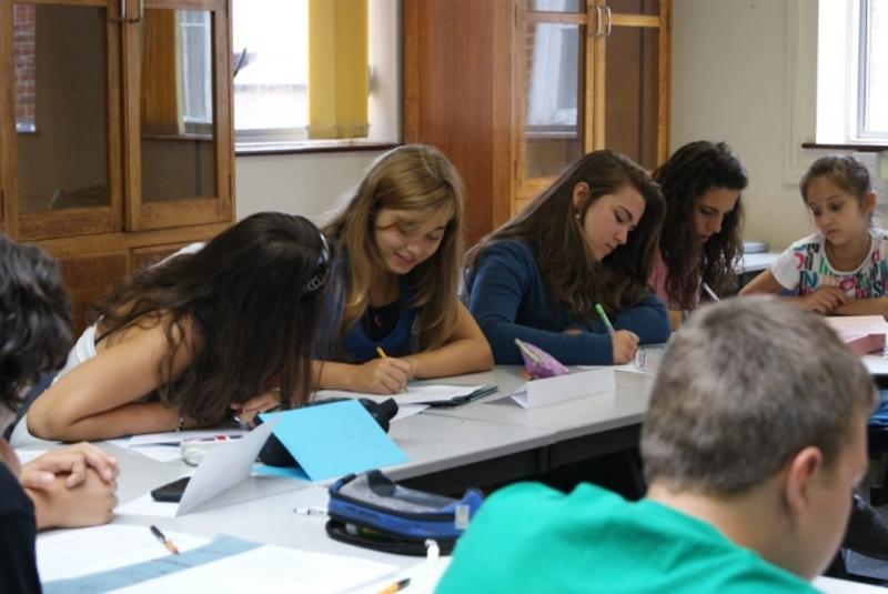 Jeunes étudient l’anglais en classe