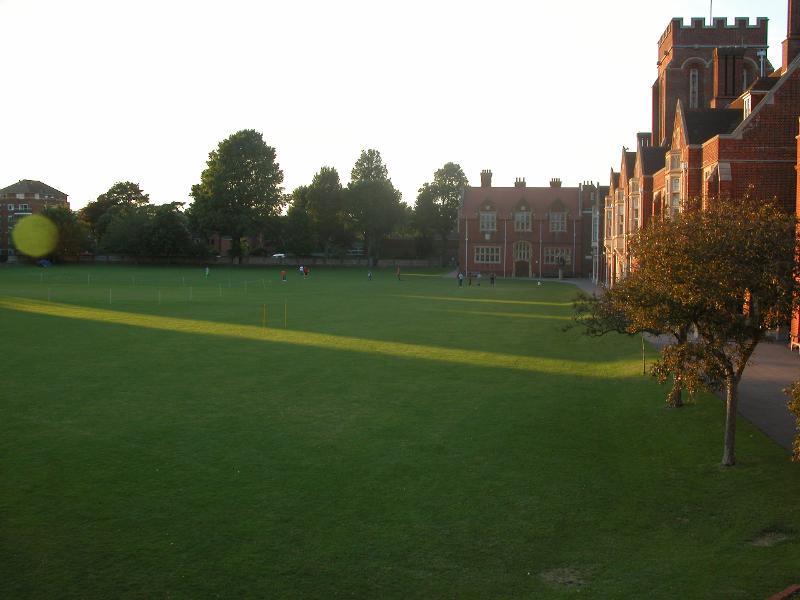 grande étendue d'herbe autour de l'école d'un séjour linguistique angleterre ado