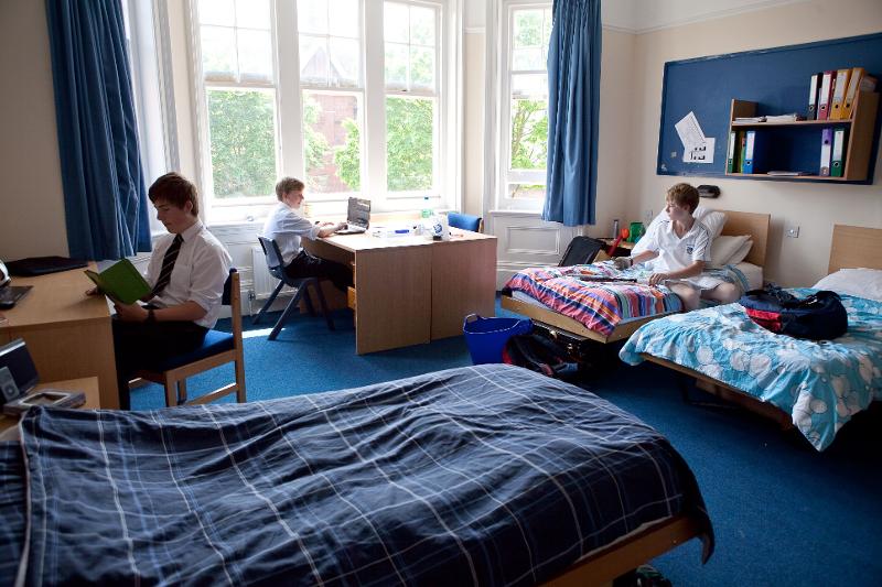 jeunes amis dans une chambre étudiante lors d'un séjour linguistique angleterre ado