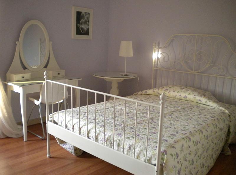 lit double blanc dans un des hébergements lors du séjour linguistique italien