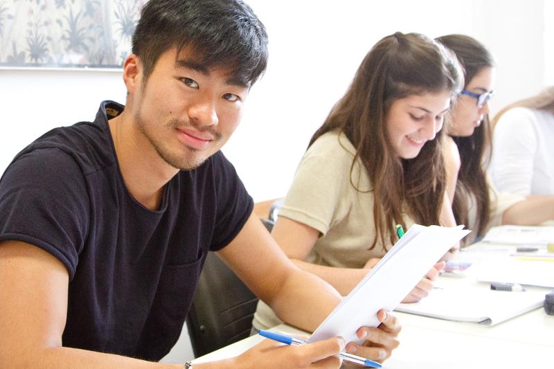 garçon étudiant lors de son séjour linguistique italien
