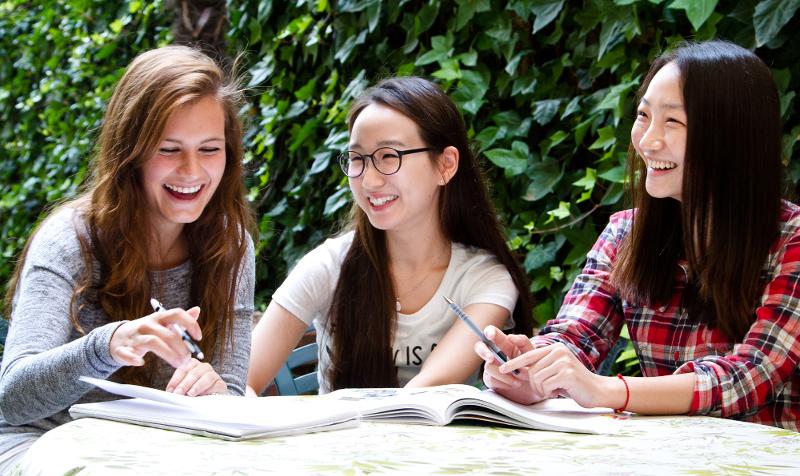 trois filles riant pendant leur séjour linguistique italien
