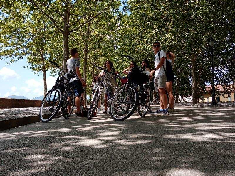 des jeunes personnes faisant du vélo pendant leur séjour linguistique italien