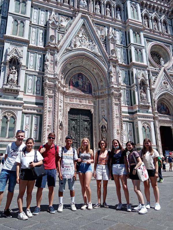 une photo de groupes de jeunes devant l'archidiocèse de Florence pendant leur séjour linguistique italien