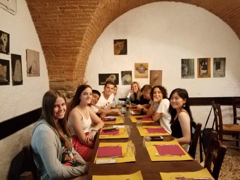 un groupe de jeunes au restaurant pendant leur séjour linguistique italien 