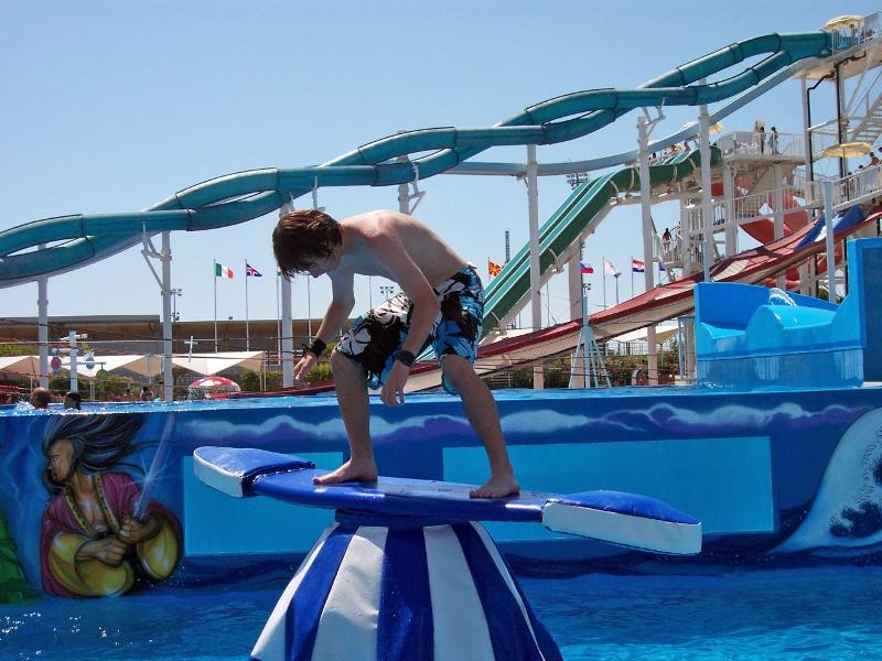 garçon sur une planche dans une parc aquatique en colonie méditerranée