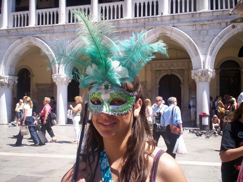 Fille avec un masque de venise