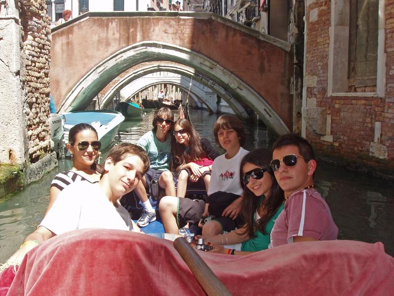 Un groupe de jeunes sur une gondole visite les canaux à Venise en stage linguistique Italie