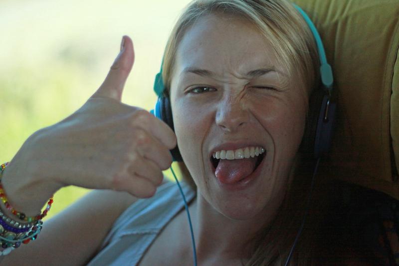 une fille dans le bus pendant son séjour linguistique italien
