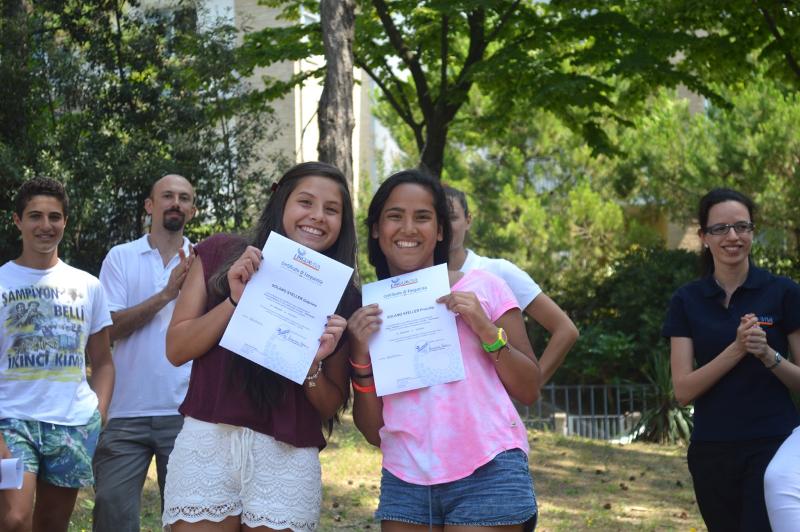 deux filles tenant dans leurs mains leur certificat de fin de séjour linguistique italien