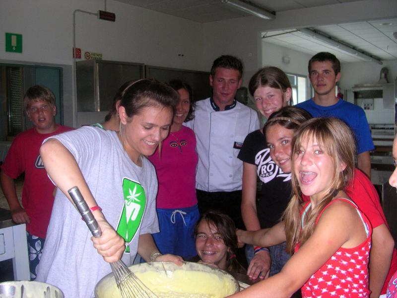 un groupe de jeunes cuisinant durant leur séjour linguistique italien