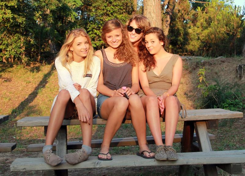 groupe de filles sur un banc en colonie de vacances méditerranée