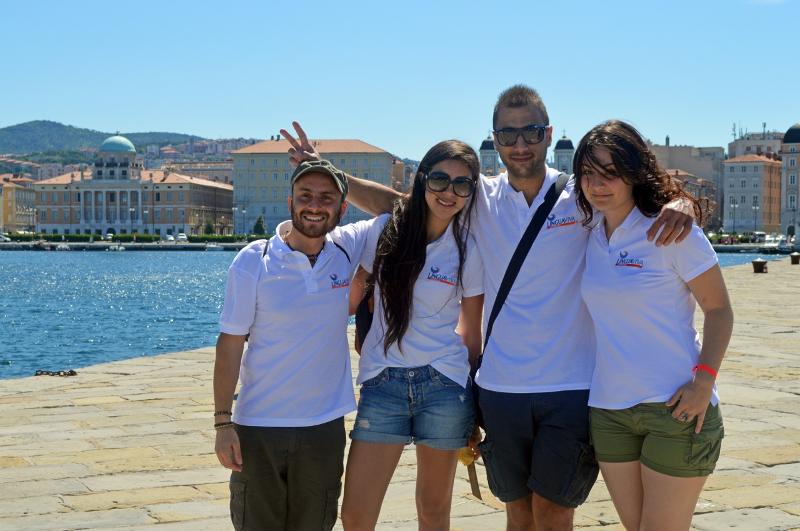 jeunes qui posent pour la photo en colonie méditerranée