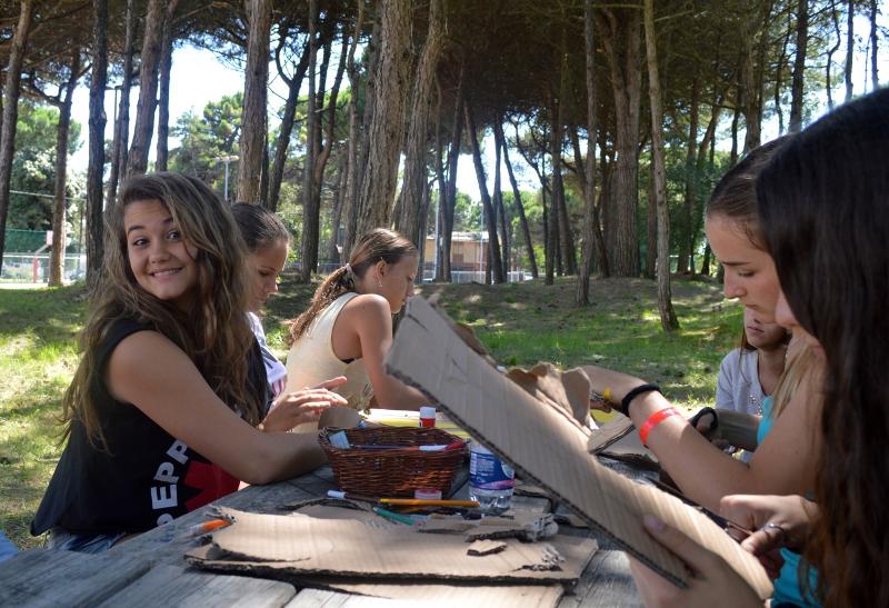 un groupe de filles étudie en extérieur pendant leur séjour linguistique italien