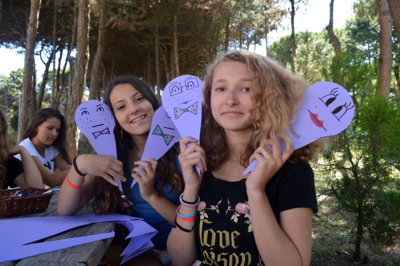 deux filles avec leurs créations pendant le séjour linguistique italien