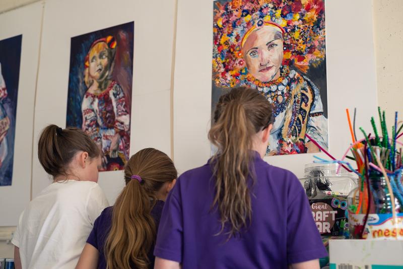 3 filles de dos avec des peintures au mur lors d'un atelier art du séjour linguistique écosse
