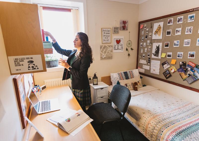 Une jeune fille dans sa chambre en résidence étudiante en séjour linguistique Édimbourg
