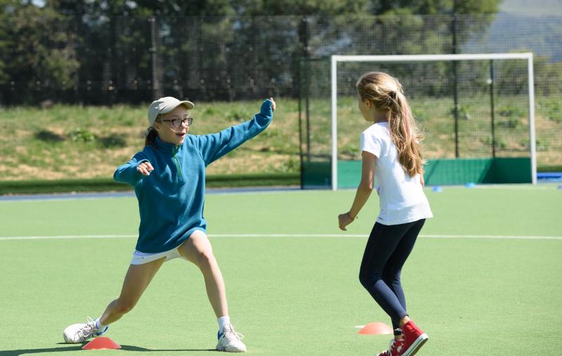 2 filles qui jouent au football pendant leur séjour linguistique écosse