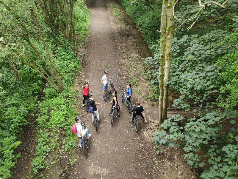 Un groupe d’ados fait du vélo en forêt lors d’un séjour linguistique Édimbourg