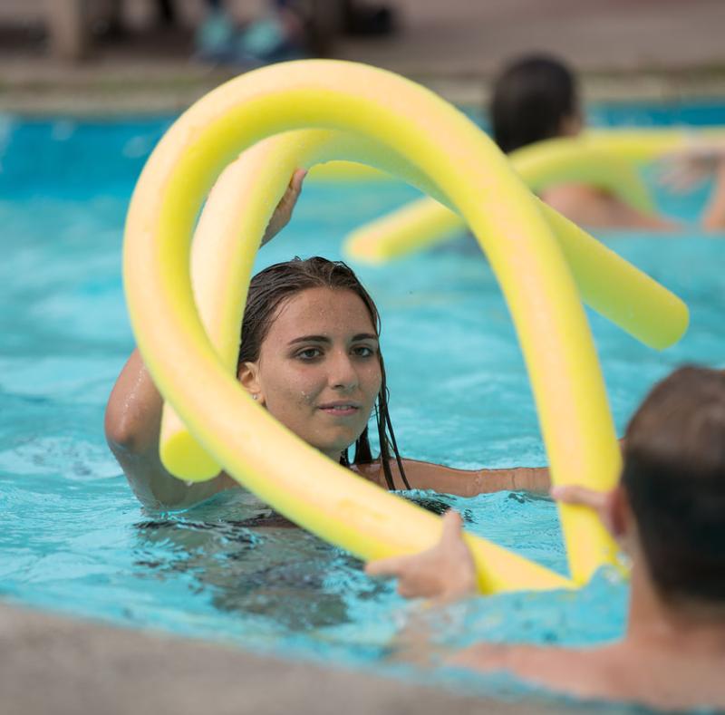 Adolescente dans une piscine avec des frites lors du séjour linguistique écosse