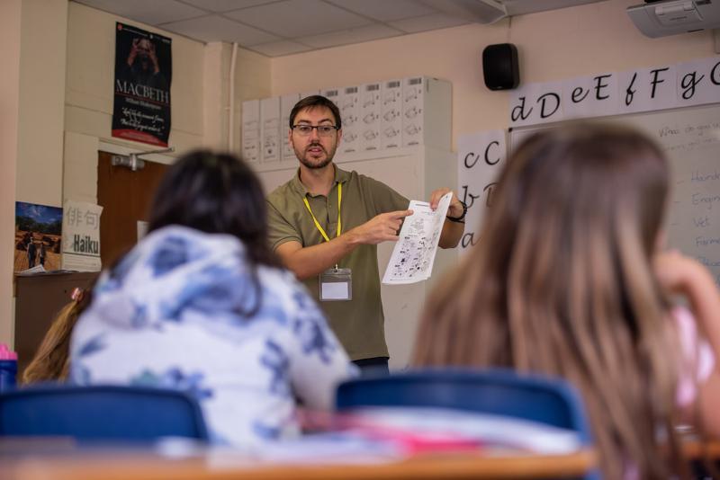 Un professeur est en train de faire cours dans une classe du séjour linguistique écosse