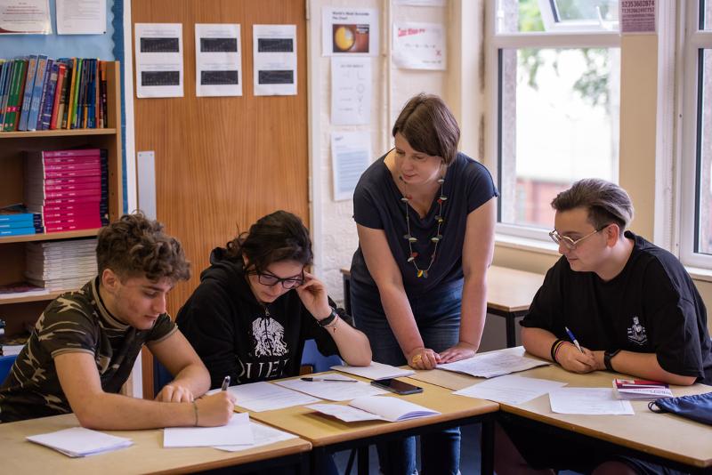 un groupe d’ados étudient l’anglais en séjour linguistique Édimbourg