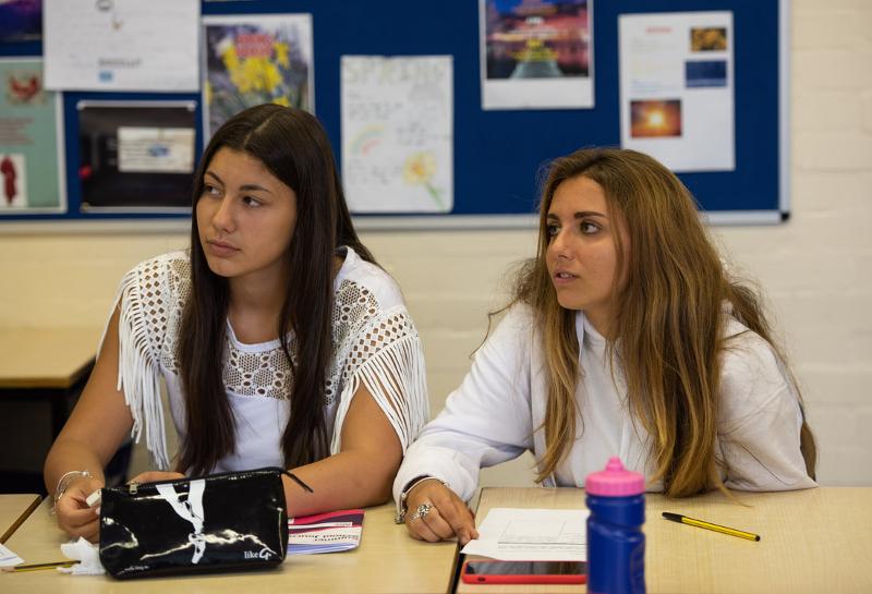 2 adolescentes attentives pendant une cours lors du séjour linguistique écosse
