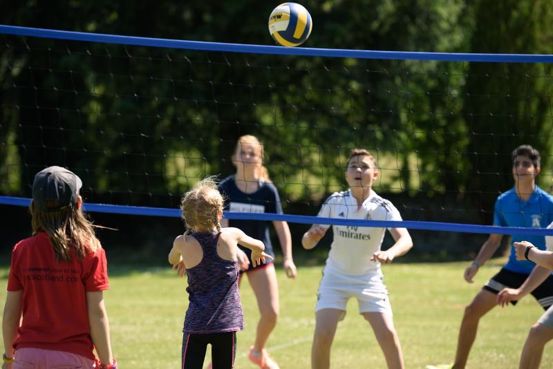 Jeunes jouant au volleyball en extérieur lors du séjour linguistique écosse 