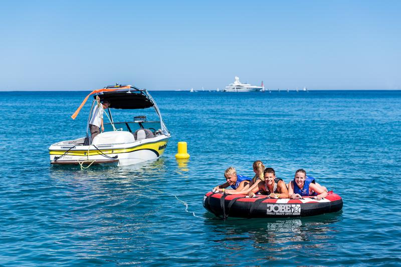 Jeunes sur une bouée tractée avec un bateau pendant le séjour linguistique