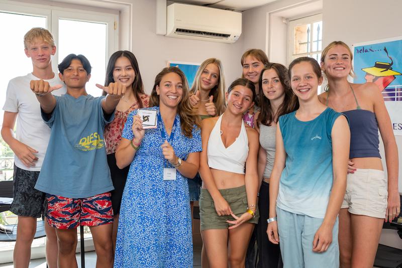 Groupe de jeunes du séjour linguistique avec leur profeseure