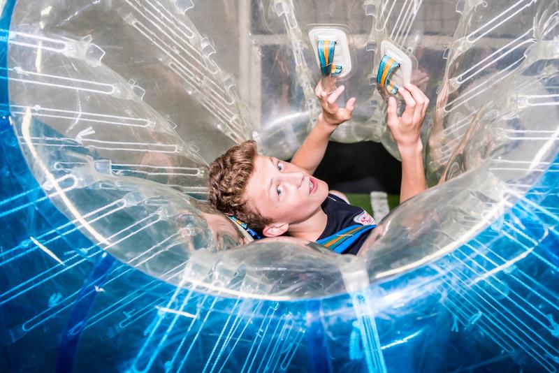 Garçon dans un bubblebump d'une activité du séjour linguistique