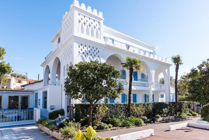 Extérieur d'une maison traditionnelle de la côté d'azur où à lieu le séjour linguistique