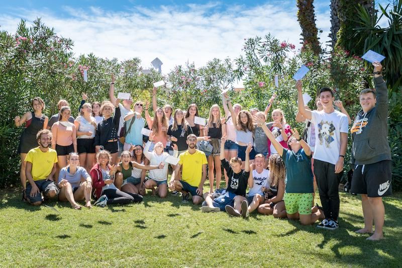 Photo de groupe avec leur diplôme du séjour linguistique