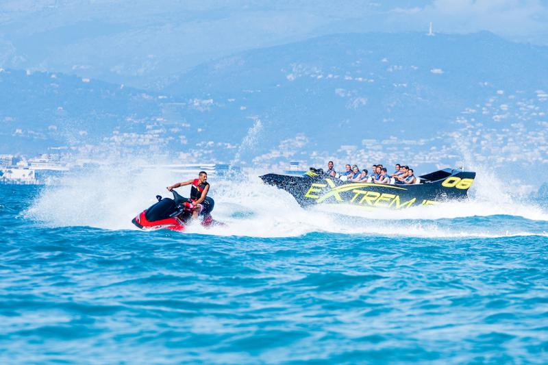 Un professionnel sur un jet ski et les jeunes du séjour linguistique dans un bateau derrière