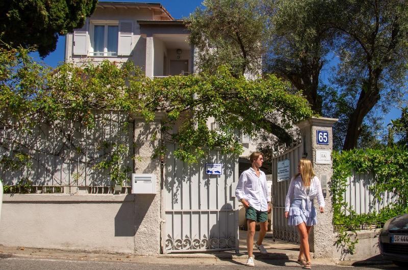 Façade d'une maison d'une famille d'accueil du séjour linguistique