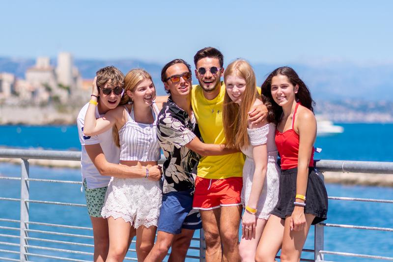 Groupe de jeunes devant la mer au séjour linguistique