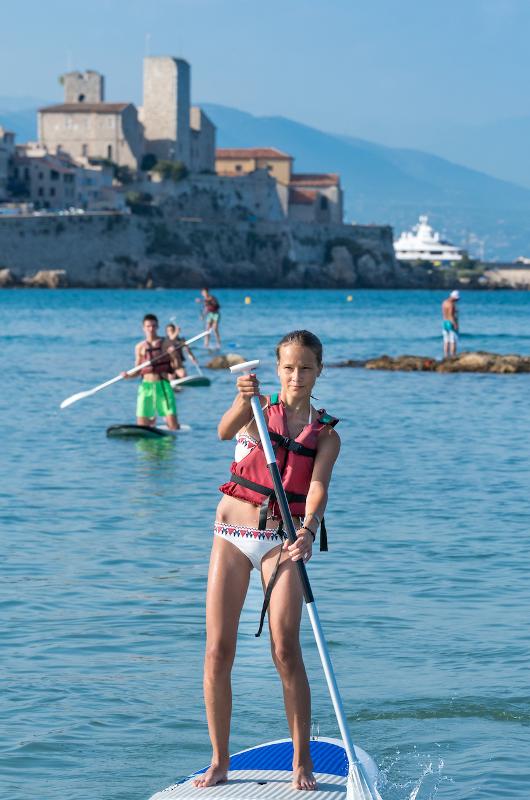 Fille sur un paddle pendant le séjour linguistique