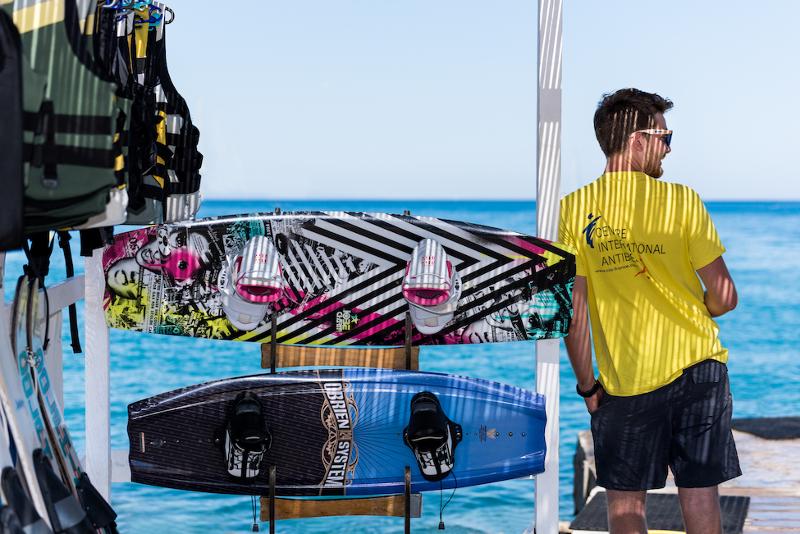 Moniteur du séjour linguistique à côté de planche de kite surf
