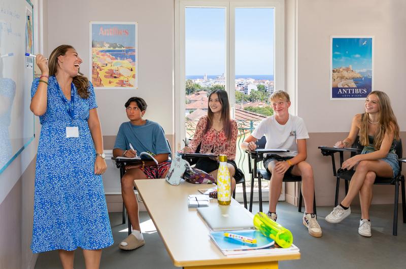 Professeure du séjour linguistique rigolant avec les élèves lors d'un cours