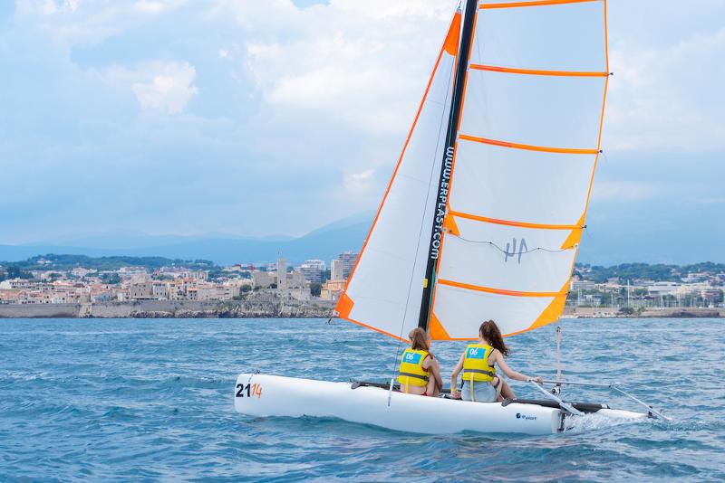 2 filles sur un bateau à voile en mer lors du séjour linguistique